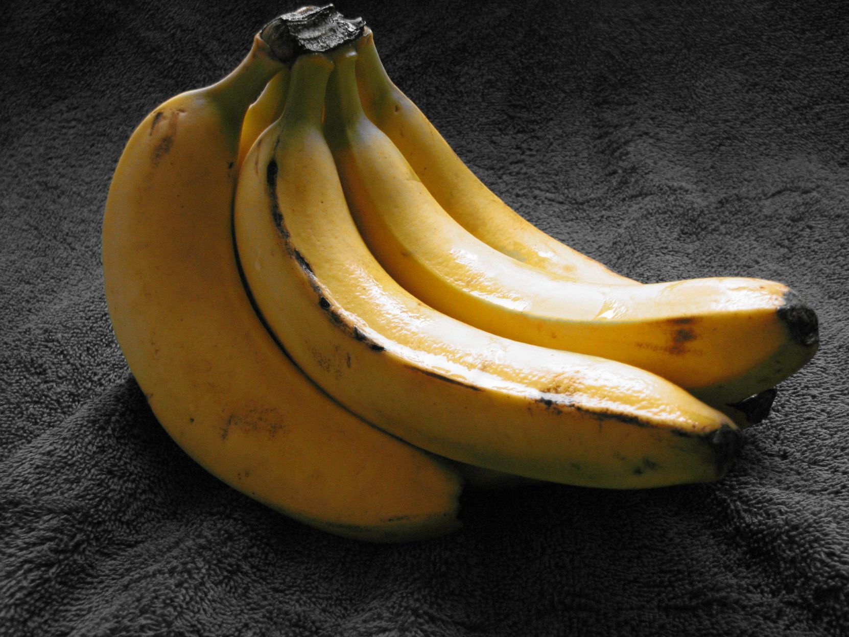 Shrink-wrap the crown of bananas.